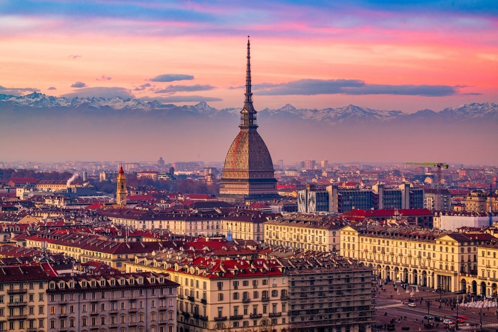 Utsikt over Torino med Mole Antonelliana og Alpene i bakgrunnen