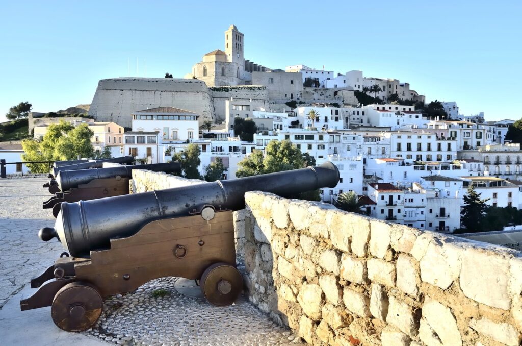 Hvor bør man bo i Spania? De 14 beste områdene & gode hoteller 12 Ibiza by med Dalt Vila og havnen