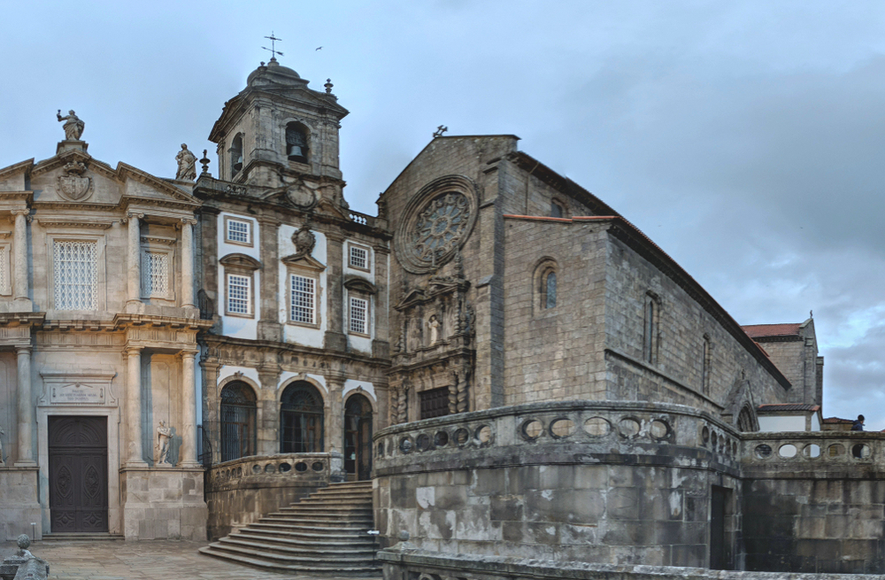 Den gotiske fasaden på kirken Igreja de São Francisco i Porto