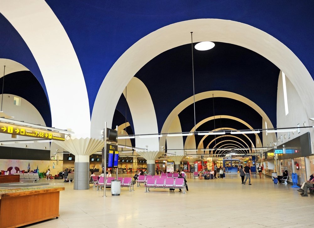 Inne i terminalen på Sevilla lufthavn