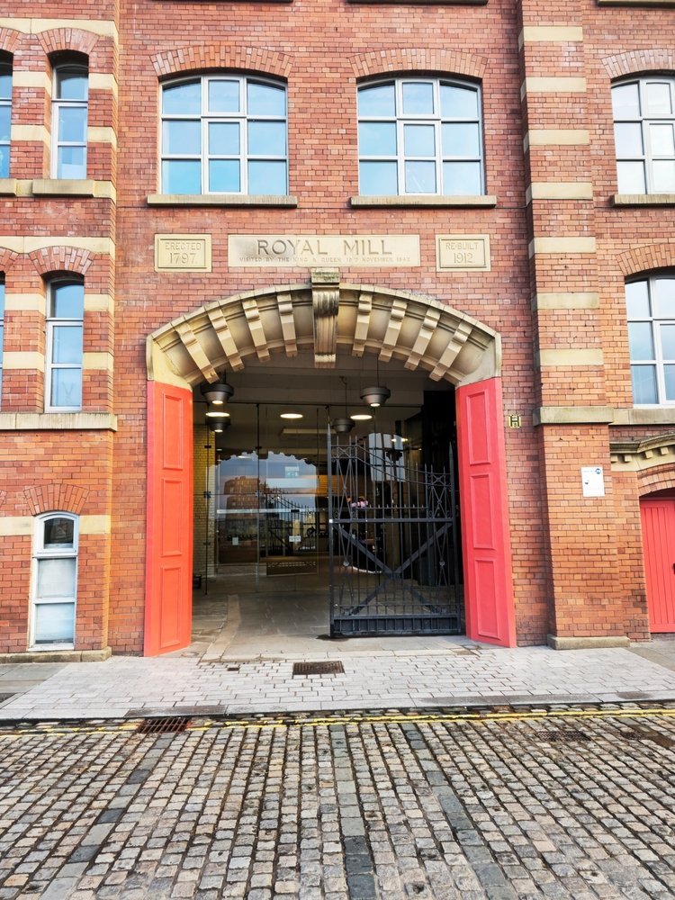 Severdigheter i Manchester: 18 ting å se og gjøre i fotball- og musikkbyen 7 Inngangen til det gamle bomullsspinneriet Royal Mills i Ancoats
