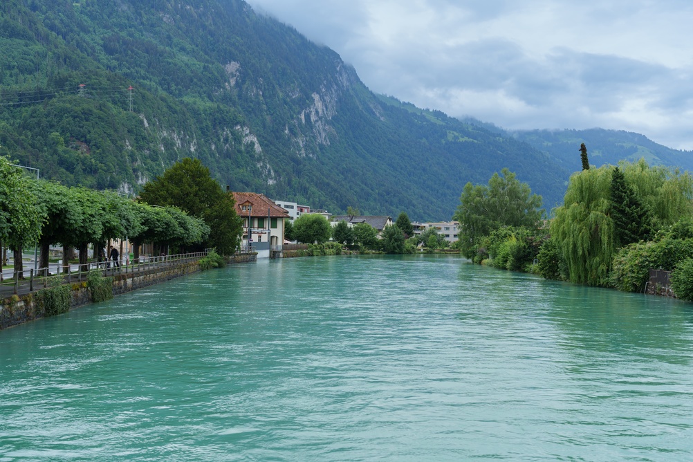 Interlaken West og elven Aare i Sveits