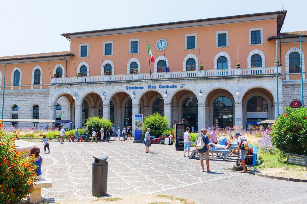 Jernbanestasjonen Pisa Centrale, der PisaMover kommer inn fra Pisa lufthavn