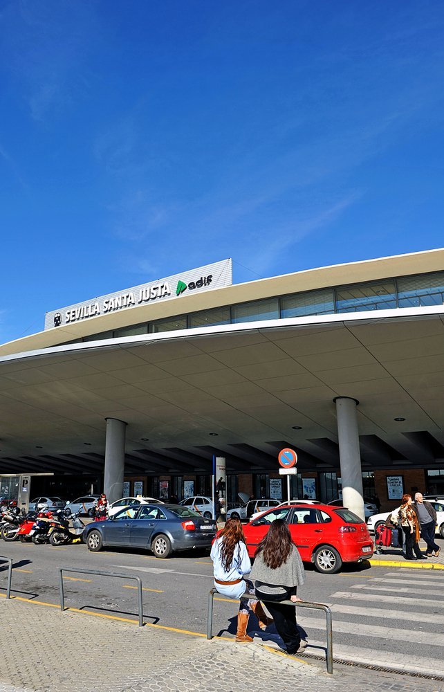 Jernbanestasjonen Santa Justa i Sevilla med AVE-tog