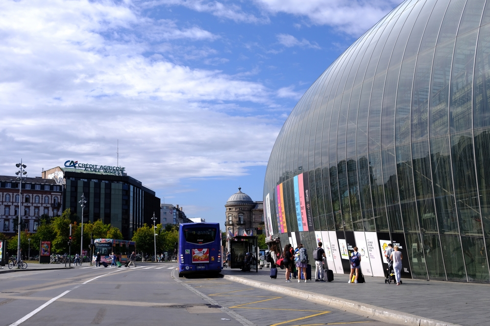 Jernbanestasjonen Gare de Strasbourg under blå himmel