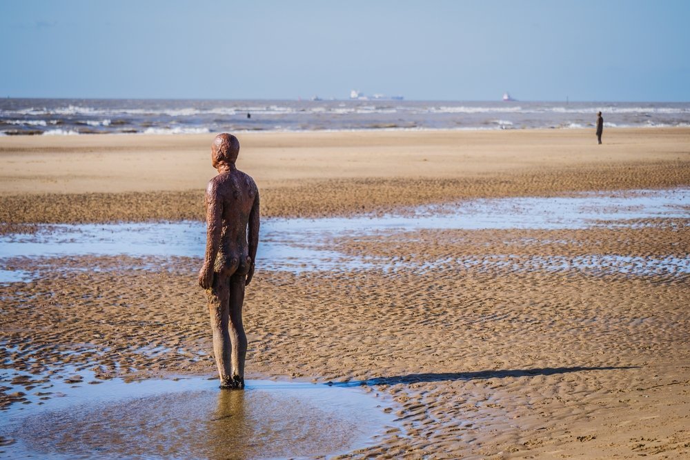 Severdigheter i Liverpool: The Beatles, Anfield og 16 andre grunner til å reise 16 Jernfigurer fra Another Place av Antony Gormley på Crosby Beach