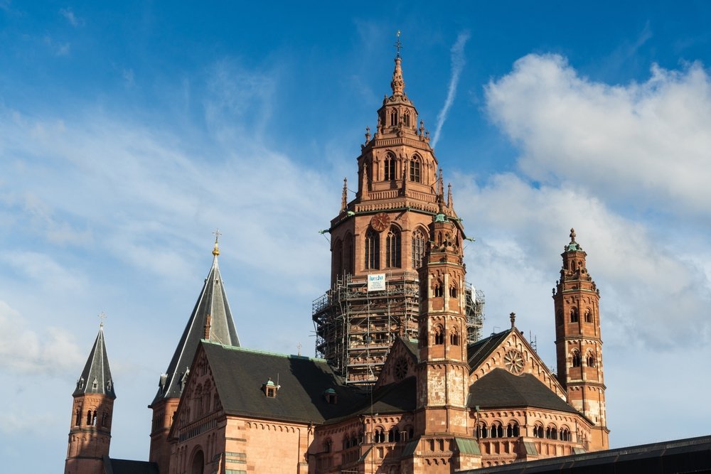 Severdigheter i Frankfurt: 18 ting å oppleve mellom skyskraperne og eplevinkroene 3 Kaiserdom St. Bartholomäus med det gotiske tårnet i Frankfurt