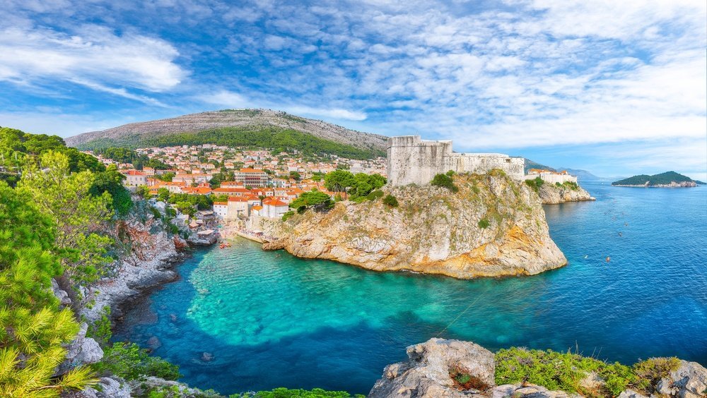 Kajakker på havet under bymuren og Bokar-festningen i Dubrovnik