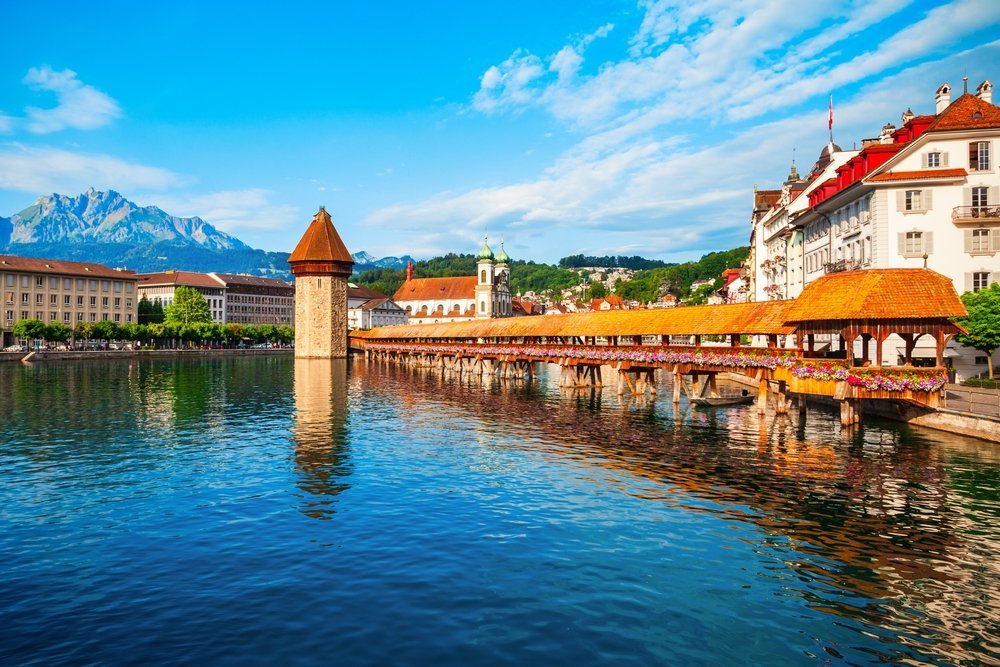 Kapellbrücke og Wasserturm over elven Reuss i Luzern