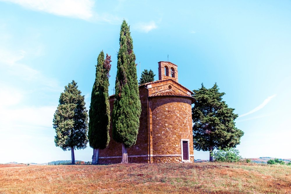 Kapellet Madonna di Vitaleta i det bølgende landskapet i Val d'Orcia i Toscana