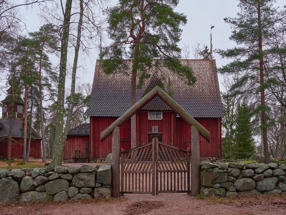 Karuna-kirken i tre på Seurasaari friluftsmuseum i Helsinki