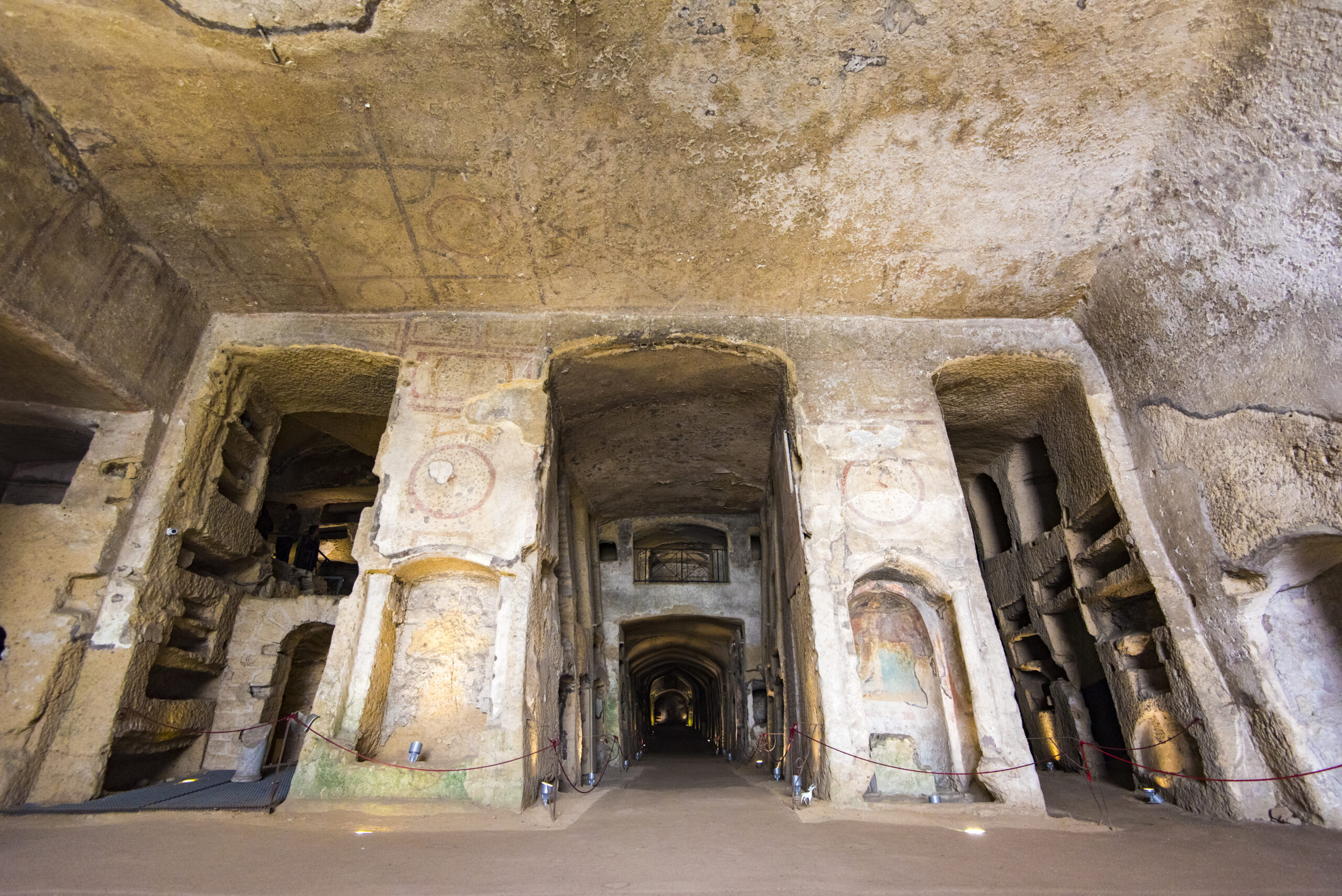 Inne i Catacombe di San Gennaro i Napoli