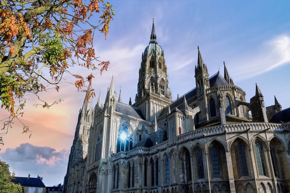 Katedralen Notre-Dame reiser seg over husene i Bayeux