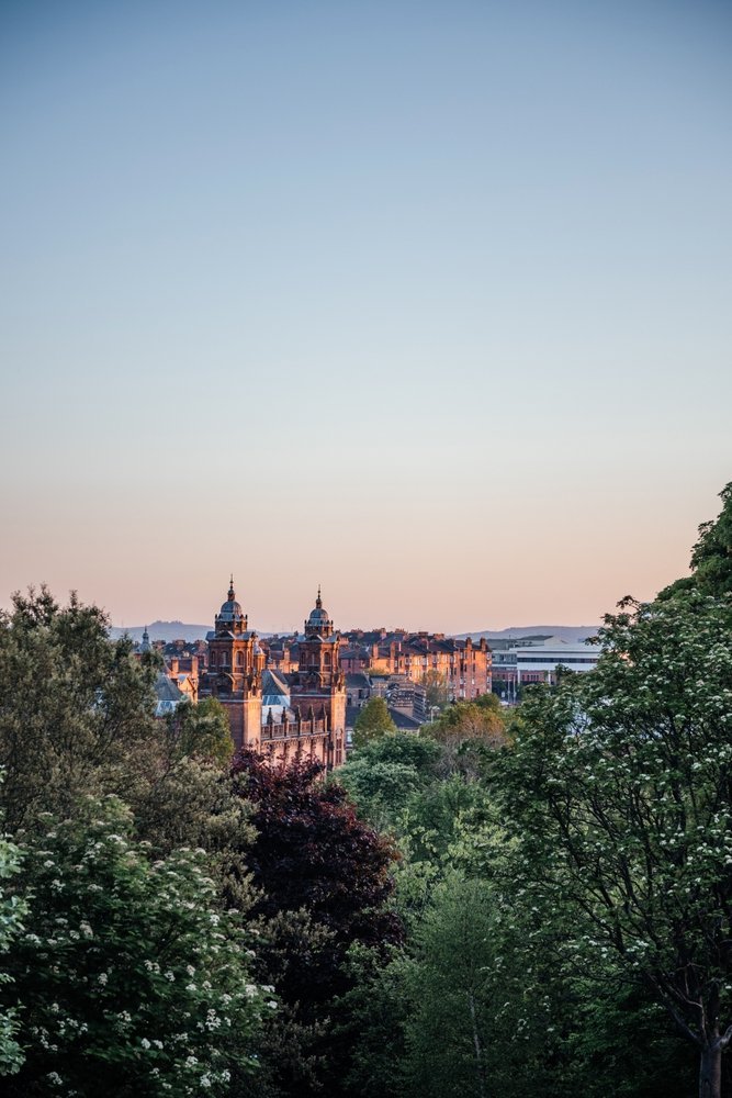 Kelvingrove Art Gallery and Museum i solnedgang i West End i Glasgow