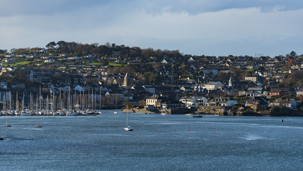 Panorama over den fargerike byen Kinsale i County Cork