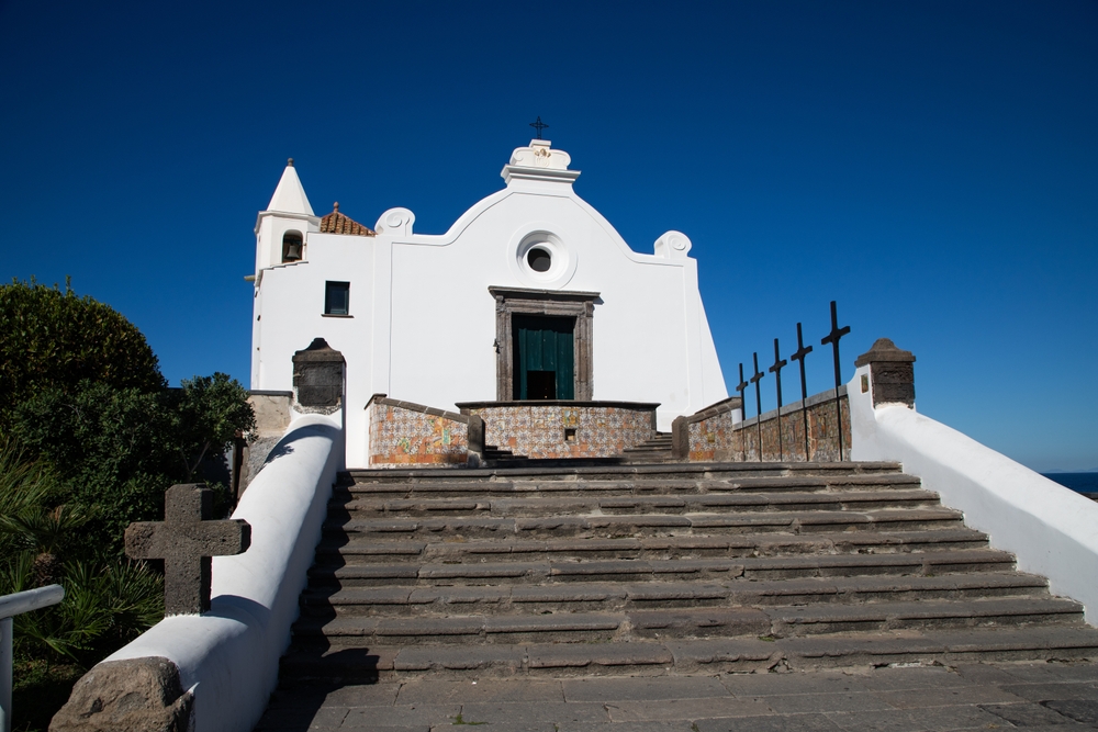 Hvor bør man bo på Ischia? De 6 beste områdene & gode hoteller 5 Den hvite kirken Chiesa del Soccorso i Forio på Ischia