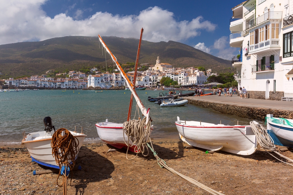 Hvor bør man bo på Costa Brava? De 6 beste byene & gode hoteller 7 Kirken Santa Maria og båtene i havnen i Cadaqués