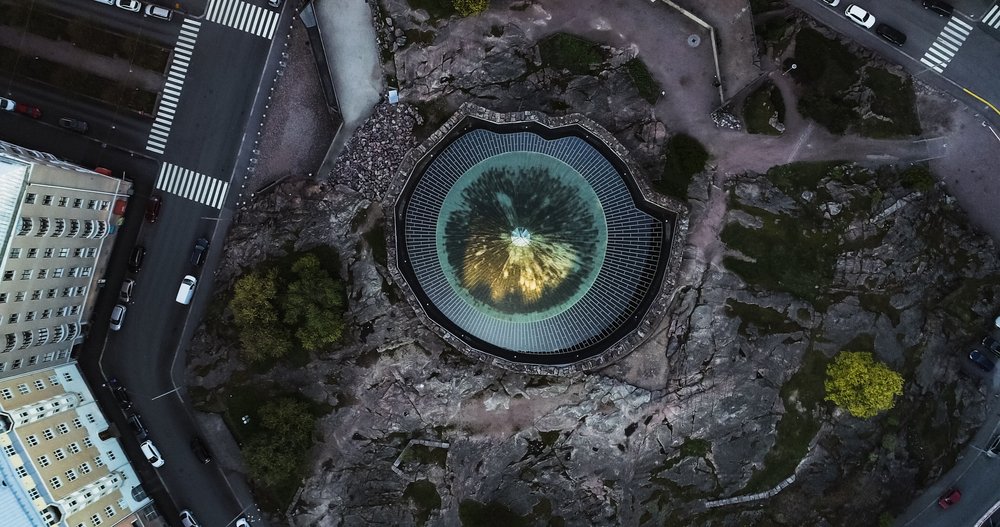 Klippekirken Temppeliaukio i Töölö sett fra luften