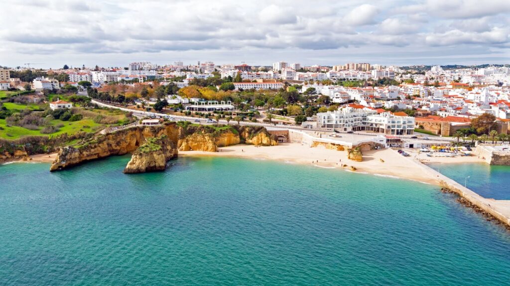 Hvor bør man bo i Portugal? De 8 beste områdene & gode hoteller 7 Klippene og sandstranden ved Lagos i Algarve