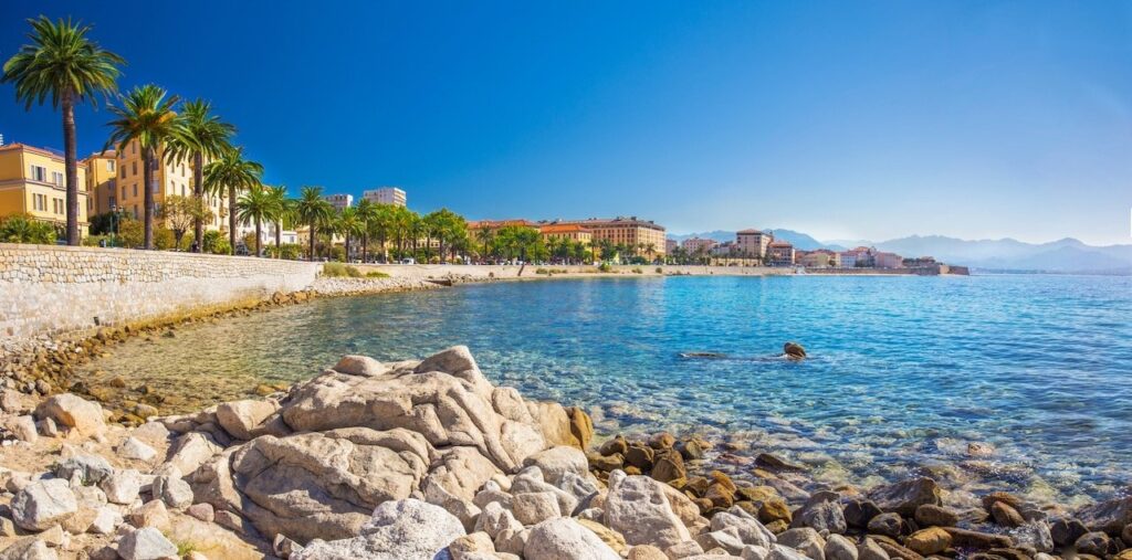 Klipper og klart vann ved kysten i Ajaccio på Korsika