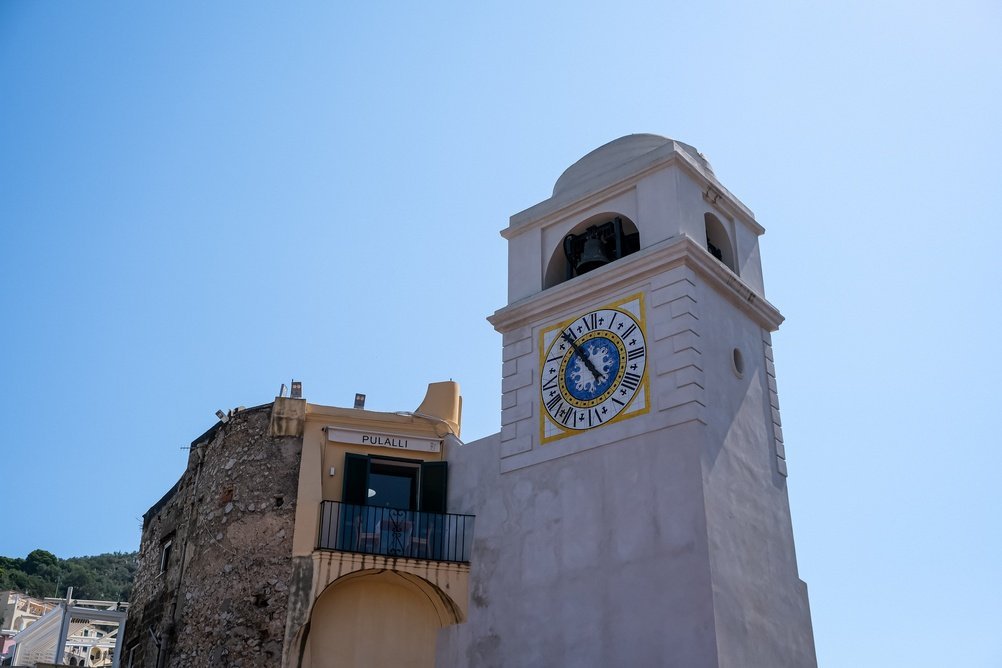 Klokketårnet på Piazzetta i Capri by