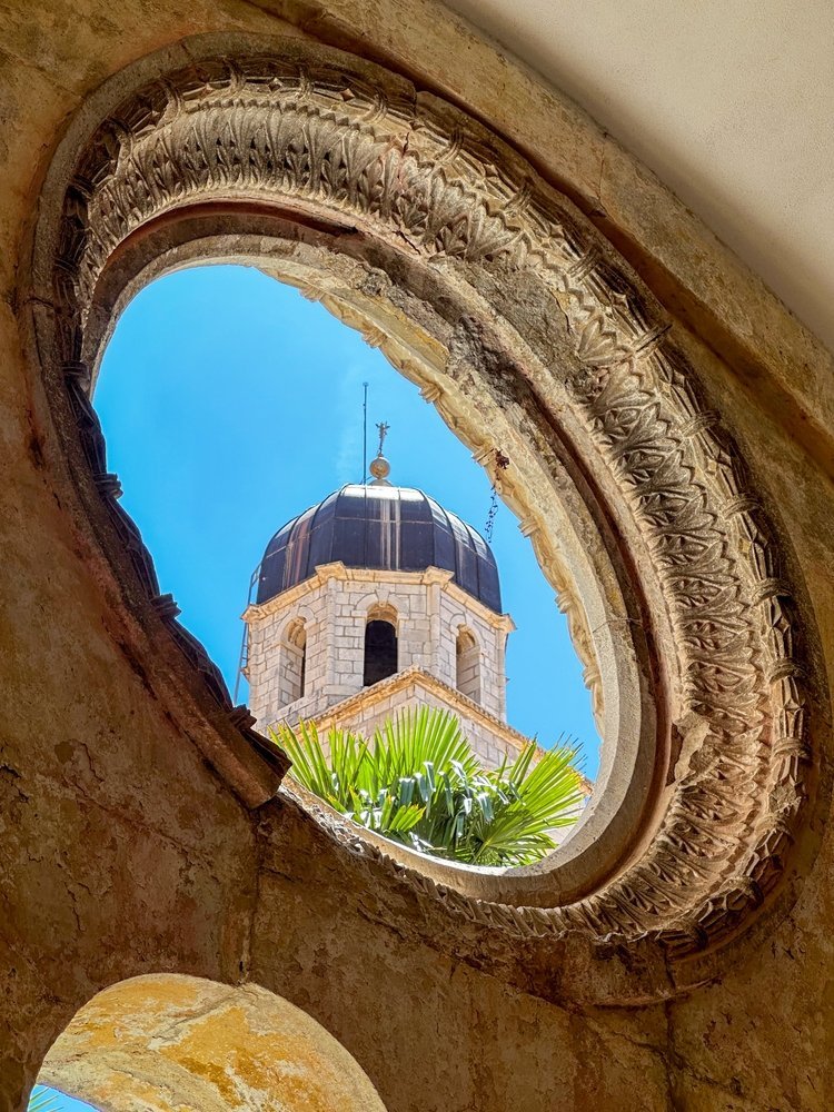 Klostergården i fransiskanerklosteret i Dubrovnik
