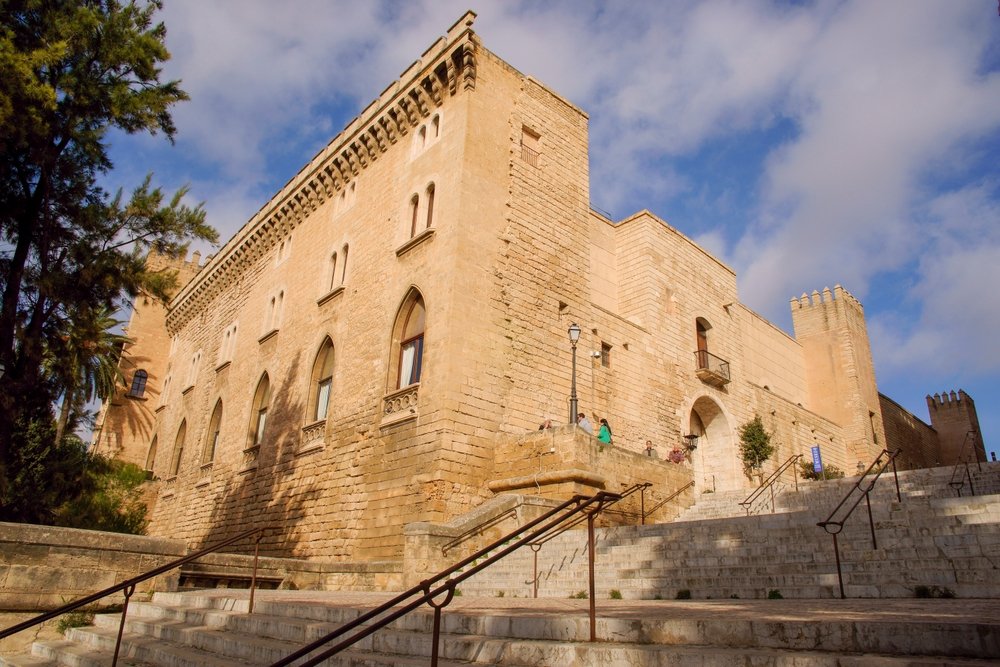 Hvor bør man bo i Spania? De 14 beste områdene & gode hoteller 11 Kongepalasset Almudaina i Palma på Mallorca