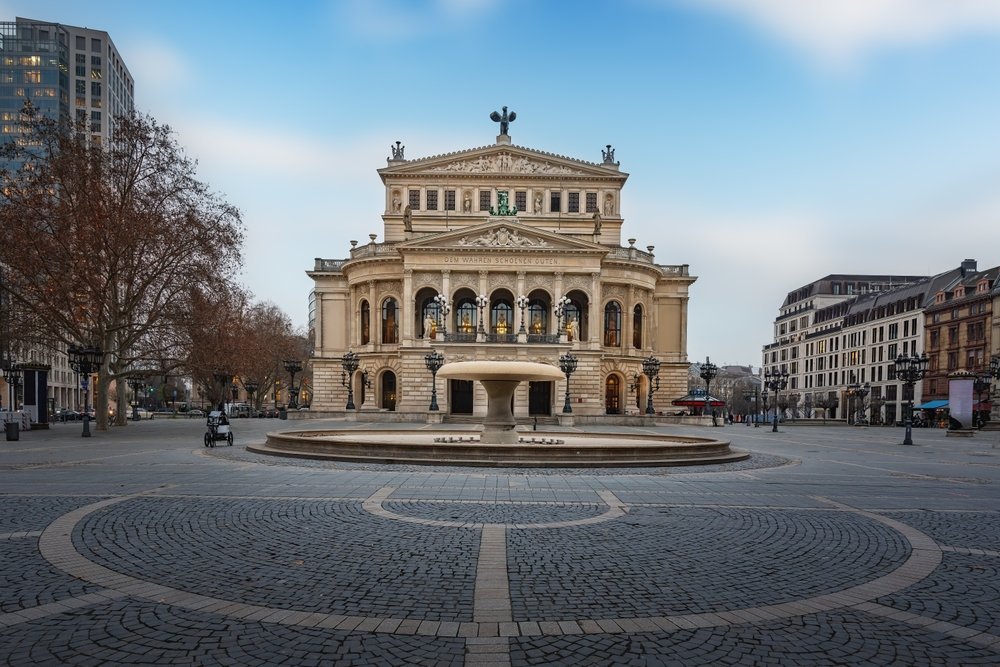 Severdigheter i Frankfurt: 18 ting å oppleve mellom skyskraperne og eplevinkroene 12 Konserthuset Alte Oper ved Opernplatz i Frankfurt
