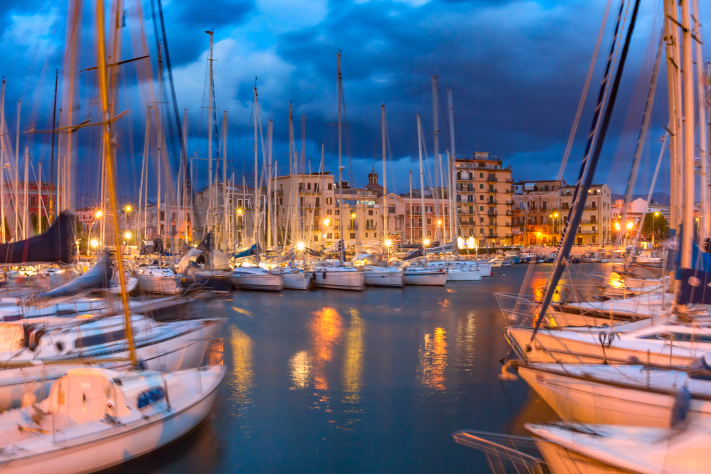 Fritidsbåter i den gamle havnen La Cala i Palermo
