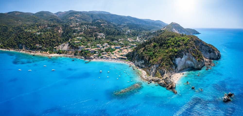 Luftfoto av den lille landsbyen Agios Nikitas og stranden på Lefkada