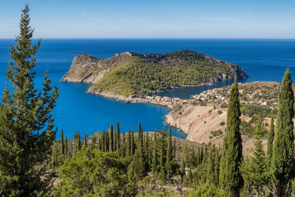Landsbyen Assos med de fargerike husene på Kefalonia
