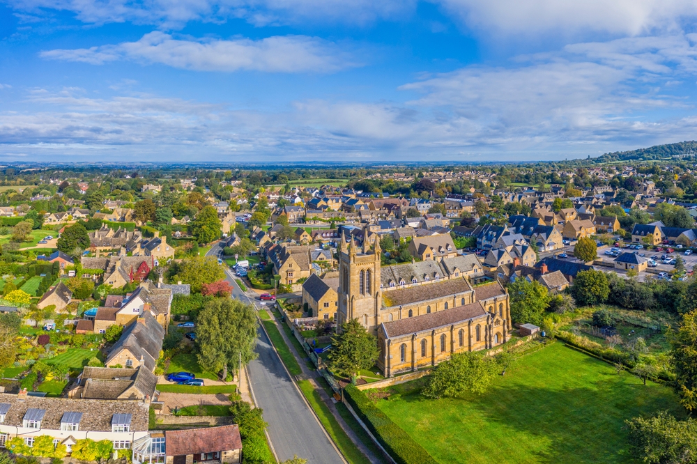 Hvor bør man bo i Cotswolds? De 7 beste byene & gode hoteller 6 Landsbyen Broadway i Cotswolds sett fra lufta