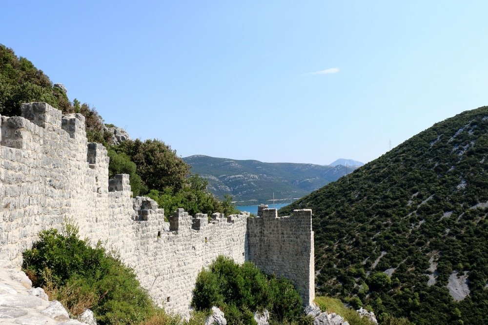 Den lange bymuren i Ston nord for Dubrovnik