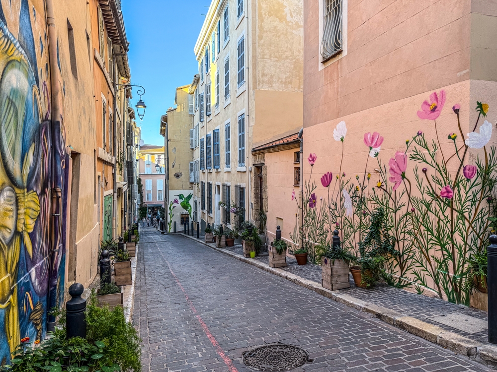 Hvor bør man bo i Marseille? De 6 beste områdene & gode hoteller 3 Brosteinsgate med gatekunst i Le Panier i Marseille