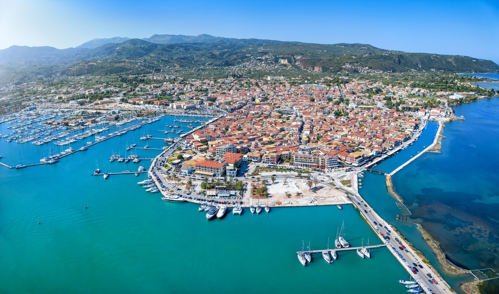 Luftfoto av Lefkada by med marinaen og havnen