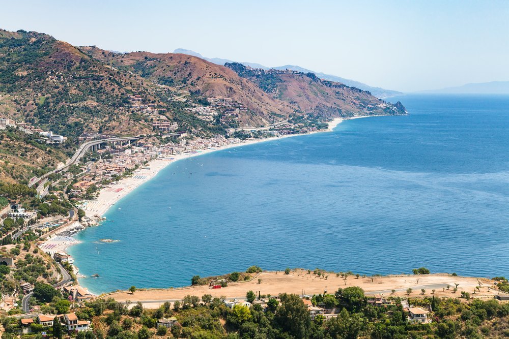 Letojanni og stranden sett fra Taormina