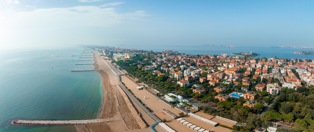 Lido di Venezia sett fra luften med den lange sandstranden ut mot Adriaterhavet