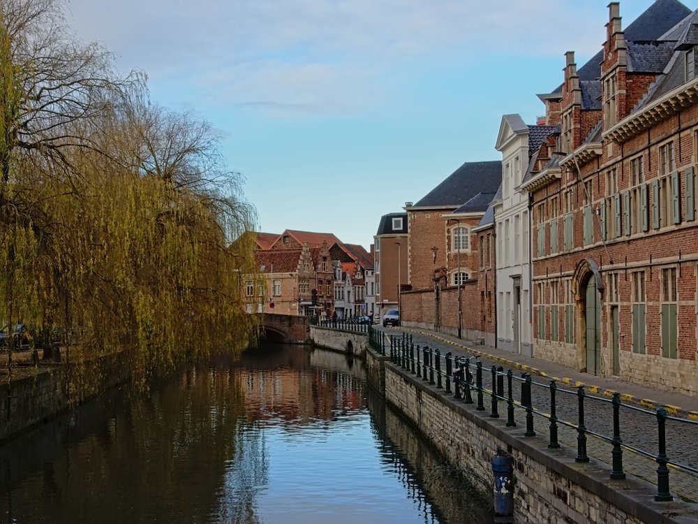 Lieve-kanalen med historiske hus ved Prinsenhof