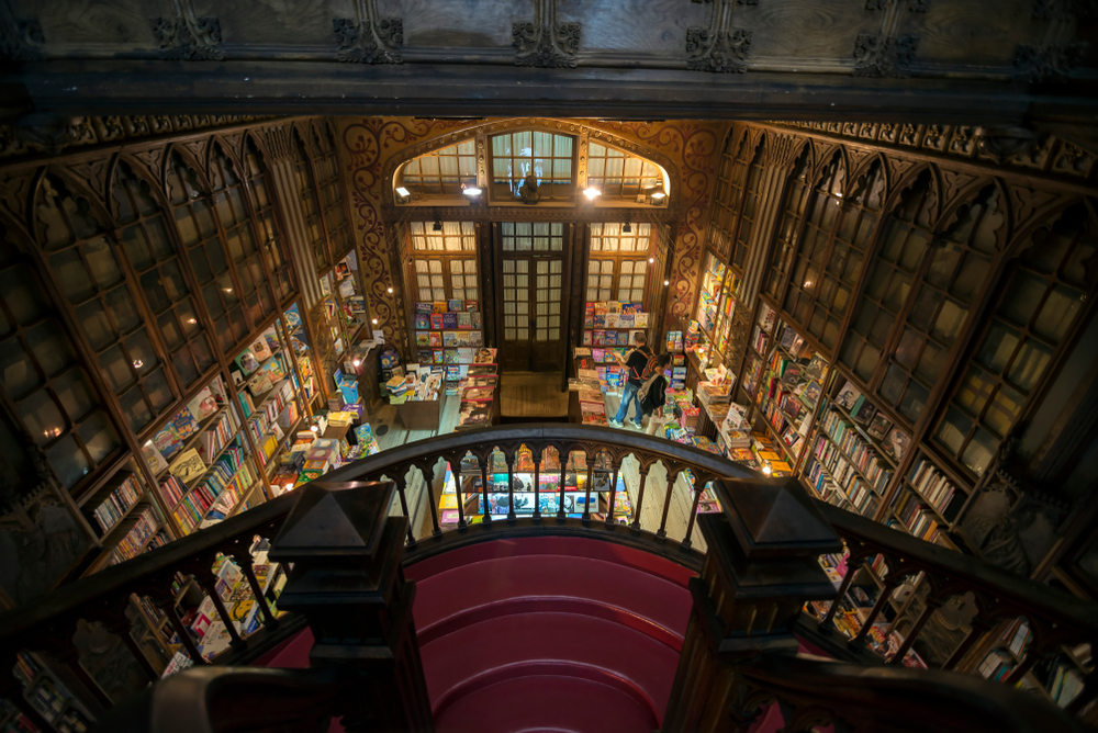 Interiøret i den berømte bokhandelen Livraria Lello i Porto