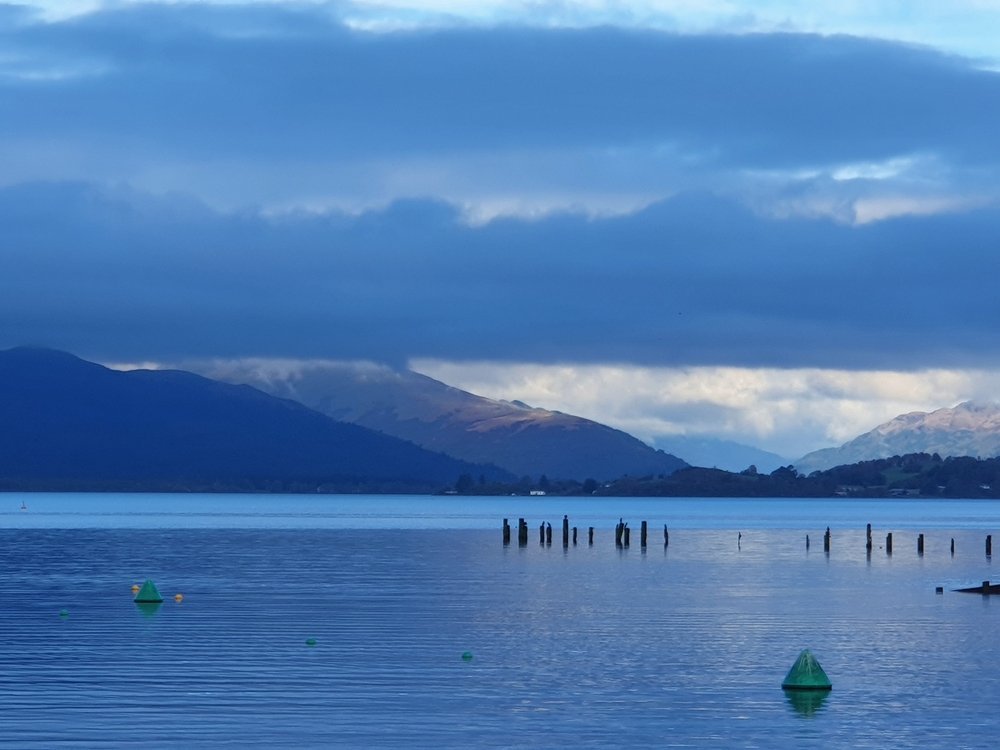 Loch Lomond sett fra Balloch med fjellene i bakgrunnen