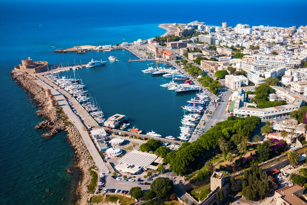 Flyfoto over Mandraki-havnen i Rhodos by