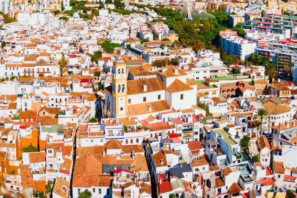 Hvor bør man bo i Marbella? De 6 beste områdene & gode hoteller 2 Marbellas Old Town med hvite hus og kirken Iglesia de la Encarnación sett fra lufta