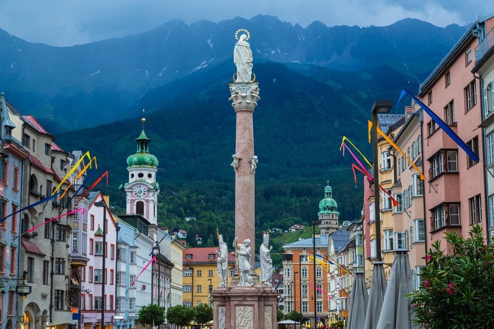 Maria-Theresien-Straße i Innenstadt i Innsbruck med Nordkette i bakgrunnen
