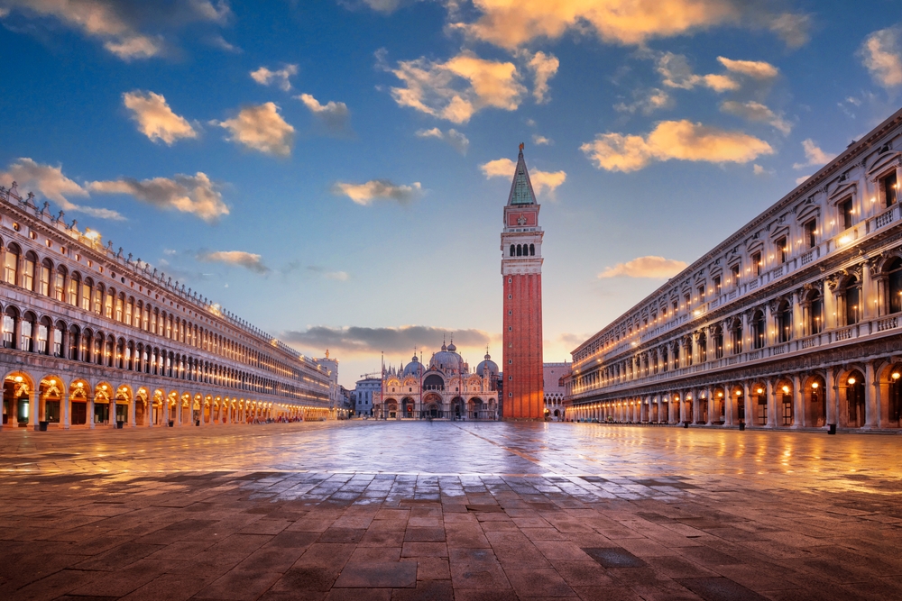 Markusplassen i Venezia med Markuskirken og klokketårnet i skumringen