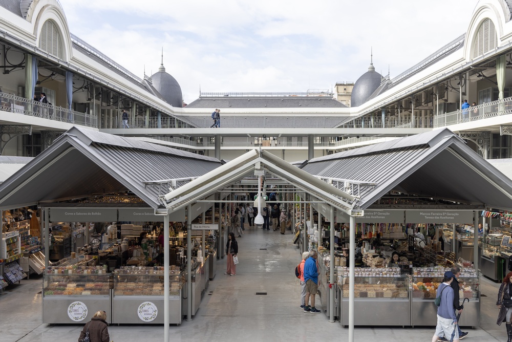 Interiøret i det renoverte markedet Mercado do Bolhão i Porto