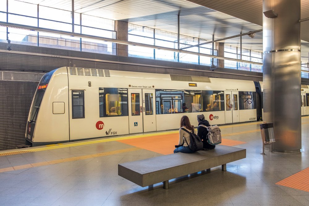 Fra Valencia lufthavn til sentrum - transportguide 2 Metrovalencia-tog på stasjonen Aeroport under Valencia lufthavn