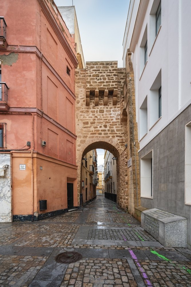 Middelalderporten Arco de la Rosa i bydelen El Pópulo i Cádiz
