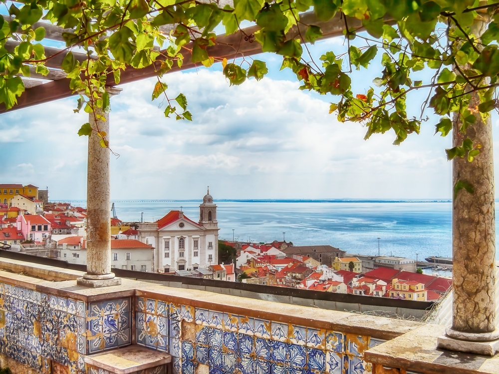 Utsikt fra Miradouro de Santa Luzia over Alfama og Tejo i Lisboa