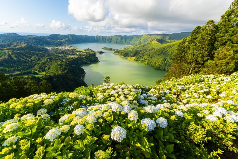 Hvor bør man bo på Azorene? De 7 beste områdene & gode hoteller 4 Miradouro da Vista do Rei med utsikt over Lagoa Azul og Lagoa Verde