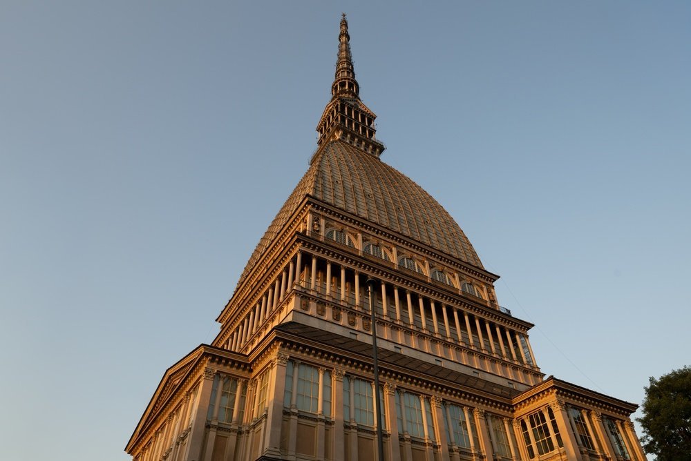 Hvor bør man bo i Torino? De 6 beste områdene & gode hoteller 5 Mole Antonelliana sett fra gaten i Torino
